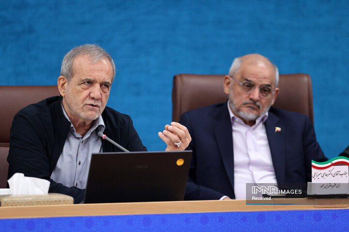 مسعود پزشکیان، رئیس جمهور در حال سخنرانی در نشست با استانداران