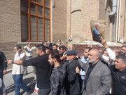 عکس حاج قاسم بر دستان مردم در مراسم تشییع محمد کاسبی | حضور زینب سلیمانی در مراسم