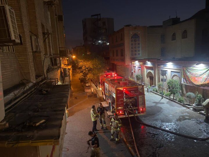 جزئیات نجات ۸۵ مسافر در یک هتل با تلاش آتش‌نشانان تهرانی + عکس