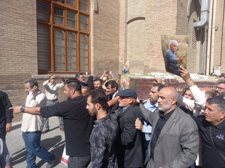 عکس حاج قاسم بر دستان مردم در مراسم تشییع محمد کاسبی | حضور زینب سلیمانی در مراسم