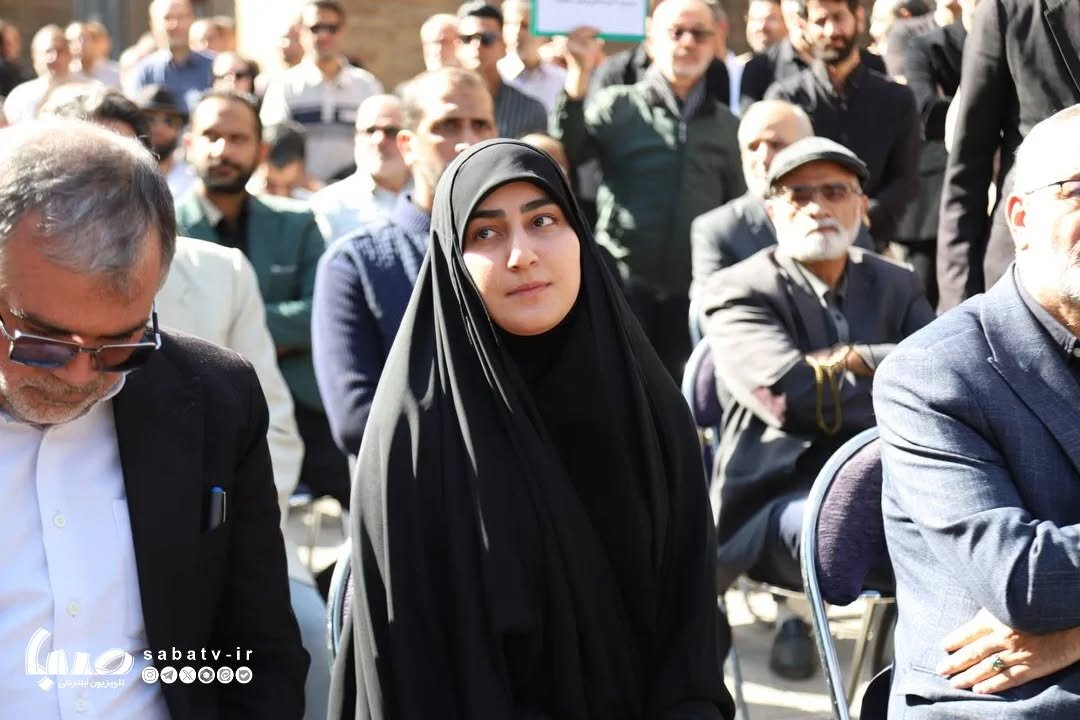 عکس حاج قاسم بر دستان مردم در مراسم تشییع محمد کاسبی | حضور زینب سلیمانی در مراسم