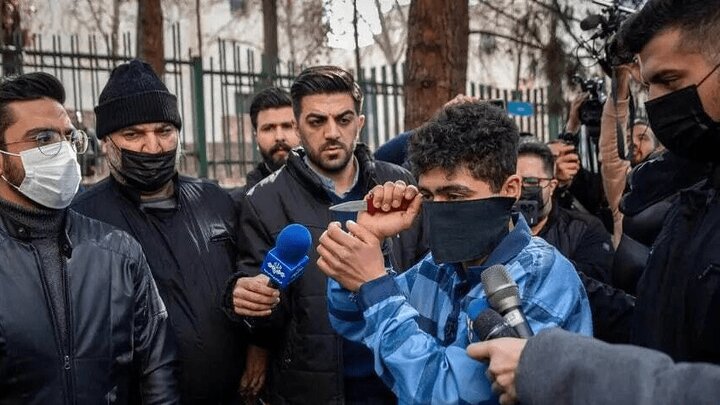 برادر امیرمحمد: پدرم قصاص قاتل را برای بررسی پشیمانی تعلیق کرد