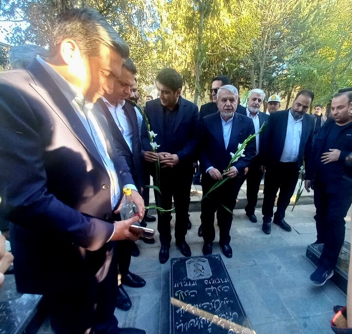 وزیر میراث‌ فرهنگی به مقام شامخ شهدای کردستان ادای احترام کرد