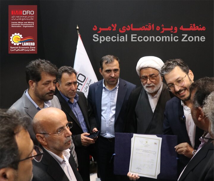 رونمایی از ٢٠ مجوز بدوننام برای تسهیل سرمایهگذاری در نمایشگاه اکسپو شیراز رونمایی از ٢٠ مجوز بدوننام برای تسهیل سرمایهگذاری در نمایشگاه اکسپو شیراز