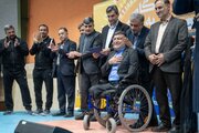 تجلیل از قهرمان ایثار در مراسم پیاده‌روی خانوادگی «گامی به سوی خورشید»