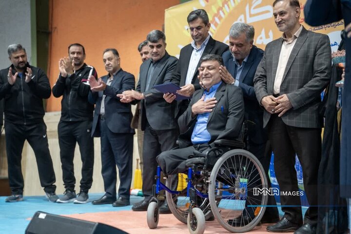 تجلیل از قهرمان ایثار در مراسم پیاده‌روی خانوادگی «گامی به سوی خورشید»
