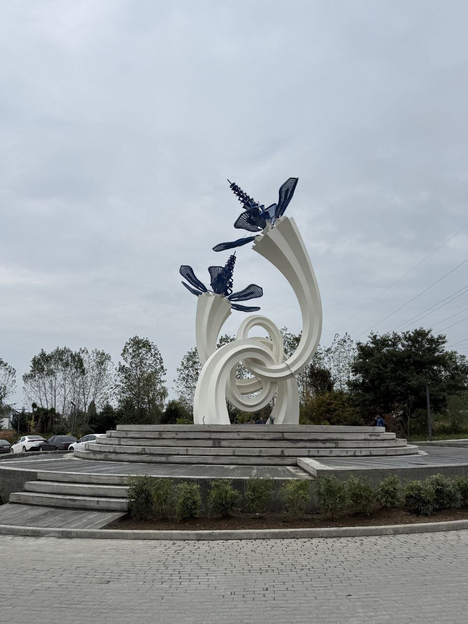 مجسمه تعاملی «پیوند مهرگان» رونمایی شد/ اثری که هویت بصری شهرها را متمایز میکند