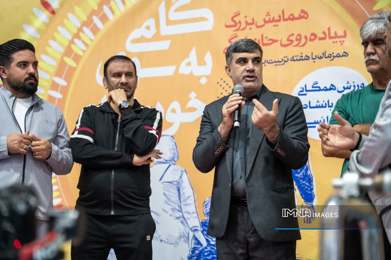 تجلیل از قهرمان ایثار در مراسم پیادهروی خانوادگی «گامی به سوی خورشید»