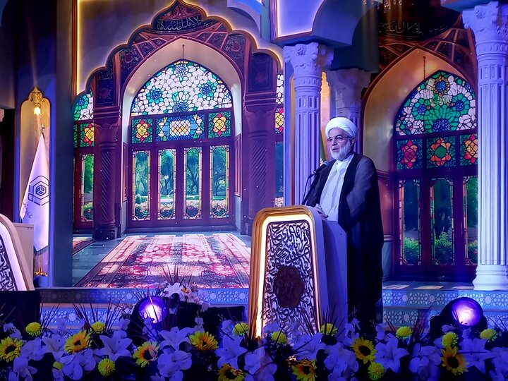 قرآن نور هدایت در تاریکی‌ها است