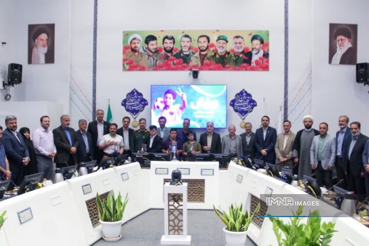 تجلیل از قهرمانان کانون سندروم داون در صحن علنی شورای شهر اصفهان تجلیل از قهرمانان کانون سندروم داون در صحن علنی شورای شهر اصفهان