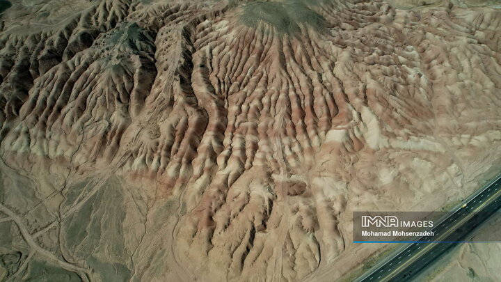 کوه های رنگی جاده کاشان