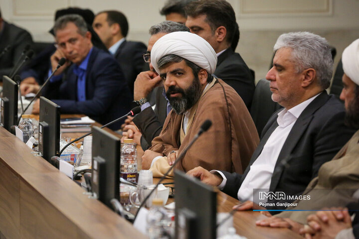 نشست ستاد عالی بزرگداشت یوم‌الله 13 آبان استان اصفهان