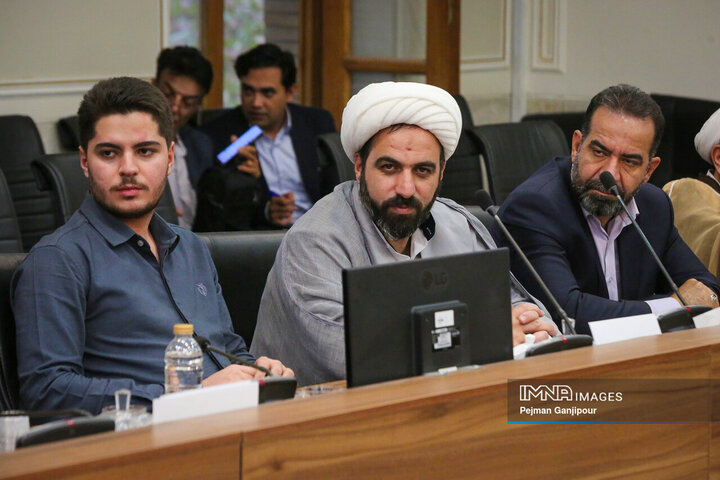نشست ستاد عالی بزرگداشت یوم‌الله 13 آبان استان اصفهان