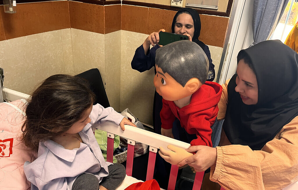 هنرمندان مرکز تئاتر کانون در کنارکودکان بیمارِ بیمارستان شهید رجایی