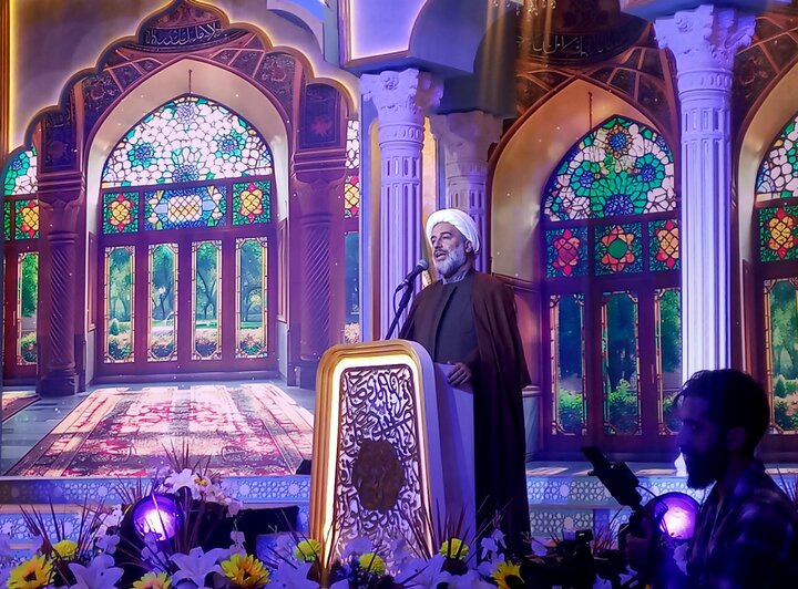 عمل به قرآن کریم جامعه اسلامی را میسازد عمل به قرآن کریم جامعه اسلامی را میسازد