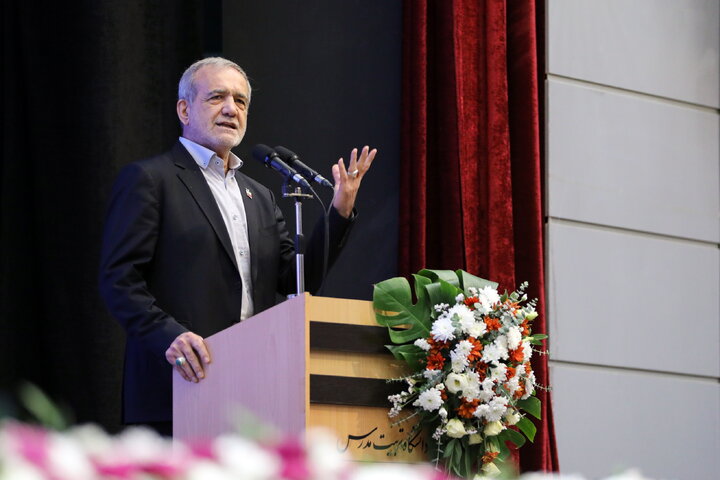 دانشگاه باید انسان‌هایی تربیت کند که شعله‌ عزت و غرور ملی در دلشان زنده باشد