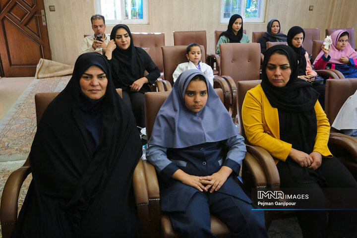 آیین تجلیل از قهرمانان و افتخارآفرینان ملی و بین‌المللی منطقه 10 اصفهان