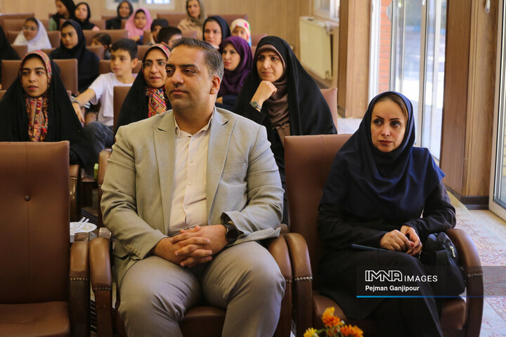 آیین تجلیل از قهرمانان و افتخارآفرینان ملی و بین‌المللی منطقه 10 اصفهان