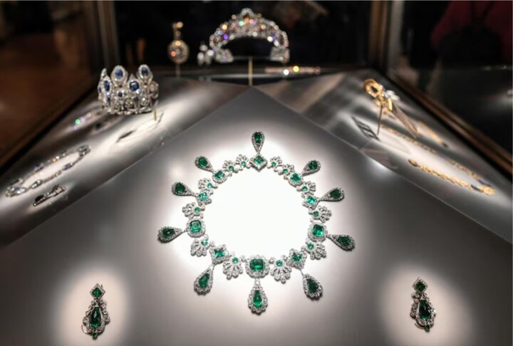 جواهرات ارزشمند موزه لوور به کجا منتقل شد؟