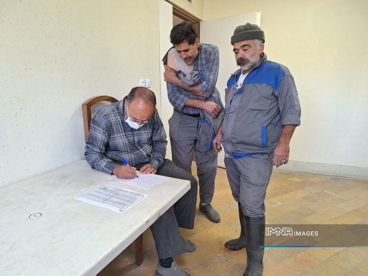 واکسیناسیون آنفولانزا برای کارکنان باغ پرندگان ناژوان با همکاری بخشهای بهداشت و دامپزشکی