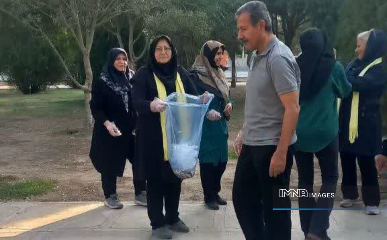 پاکسازی پارک از فیلترهای سیگار به همت ورزشکاران منطقه ۱۰ اصفهان در هفته تربیت بدنی