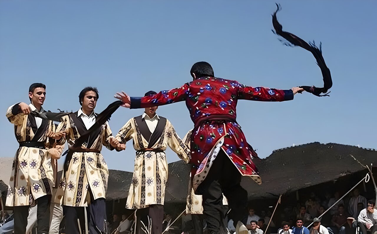 لباس لری، میراث رنگ و ریشه در دامنههای زاگرس