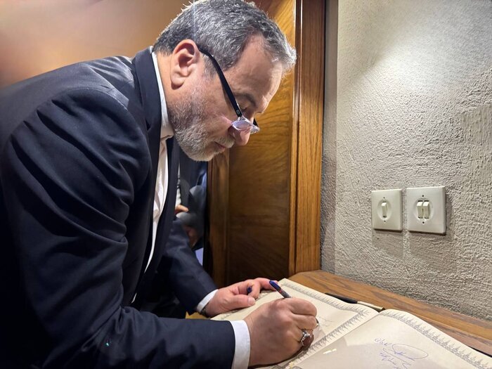 عراقچی از منزل پدری رهبر انقلاب در مشهد دیدن کرد