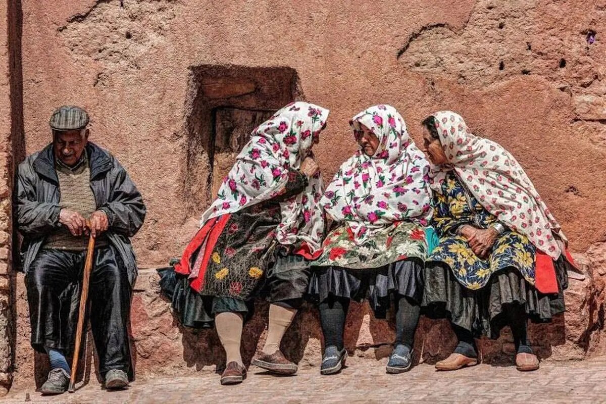 زنان ابیانه با پوشش سنتی سفید و گلدار