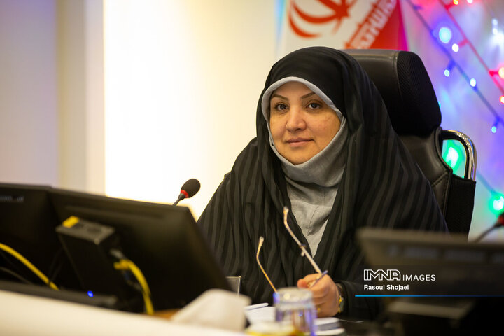 فرزانه کلاهدوزان منشی اول، عضو هیئت رئیسه کمیسیون ویژه خانواده، بانوان و جوانان شورای اسلامی شهر اصفهان