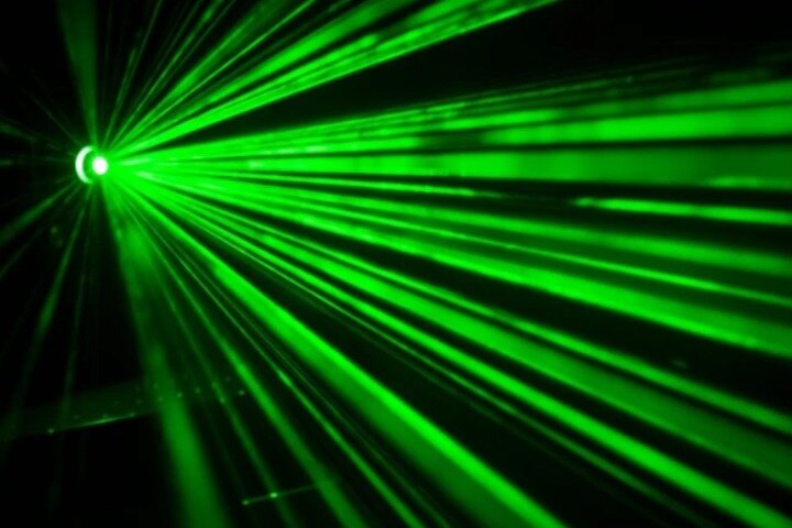 راهنمای جامع خرید و انتخاب لیزر سبز ؛ از ویژگی‌های فنی تا نکات ایمنی