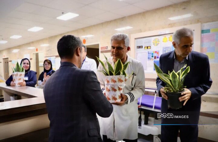 تجلیل مدیر منطقه ۶ اصفهان از پرستاران بیمارستان حجتیه به‌مناسبت روز پرستار