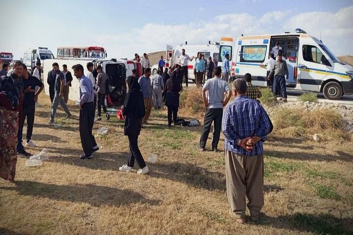 واژگونی مینی‌بوس حامل دانش‌آموزان در نقده ۱۳ مصدوم بر جا گذاشت