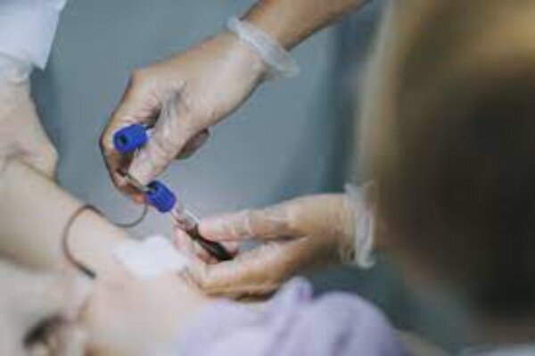 علائم عفونت خون در بزرگسالان و اهمیت مراجعه فوری به آزمایشگاه