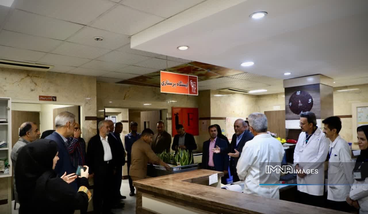 تجلیل مدیر منطقه ۶ اصفهان از پرستاران بیمارستان حجتیه به‌مناسبت روز پرستار