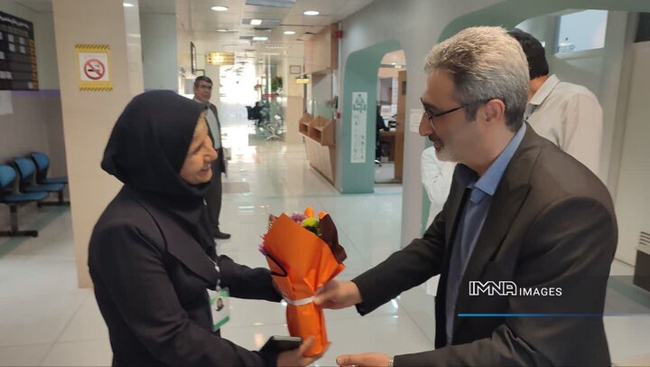 مدیر منطقه ۱۳ اصفهان از کادر درمان بیمارستان رز قدردانی کرد