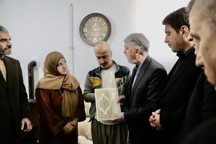 دیدار وزیر فرهنگ با خانواده شهید نوزاد جنگ ۱۲ روزه شهر مریوان