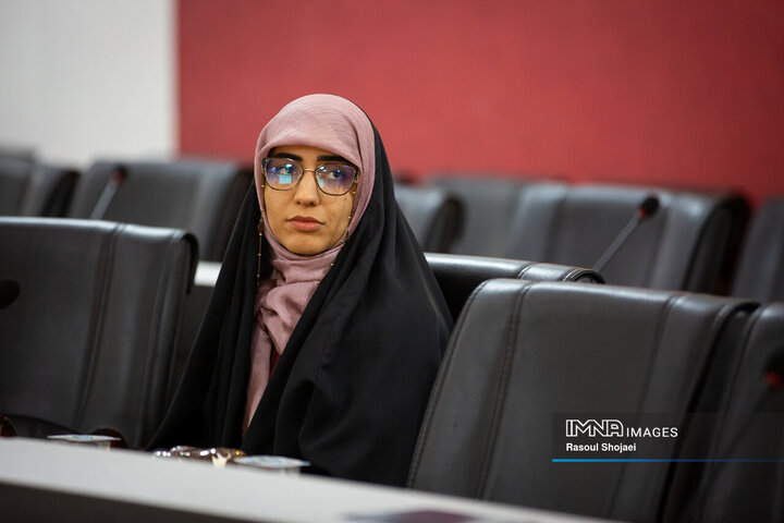 آیین رونمایی از کتاب «بال‌های زخمی طاووس»