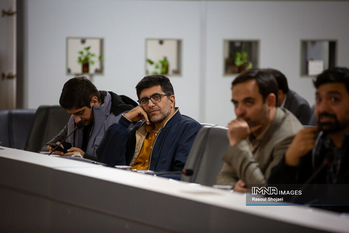 آیین رونمایی از کتاب «بال‌های زخمی طاووس»