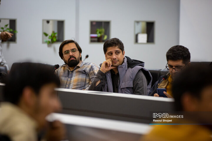 آیین رونمایی از کتاب «بال‌های زخمی طاووس»