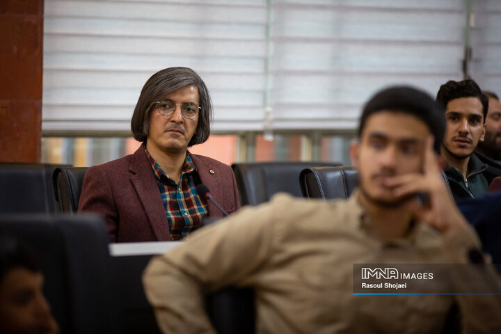 آیین رونمایی از کتاب «بال‌های زخمی طاووس»