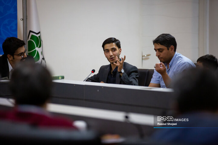 آیین رونمایی از کتاب «بال‌های زخمی طاووس»