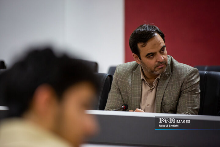 آیین رونمایی از کتاب «بال‌های زخمی طاووس»