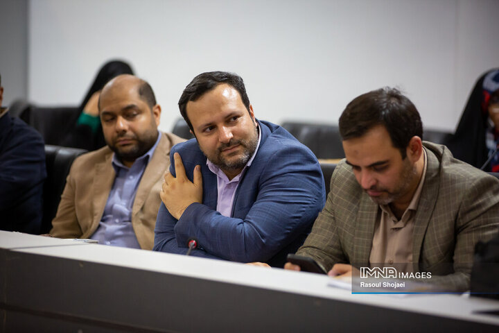 آیین رونمایی از کتاب «بال‌های زخمی طاووس»