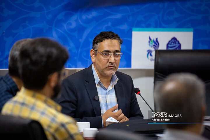 آیین رونمایی از کتاب «بال‌های زخمی طاووس»