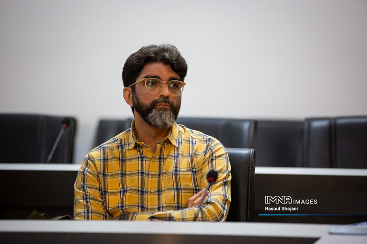 آیین رونمایی از کتاب «بال‌های زخمی طاووس»