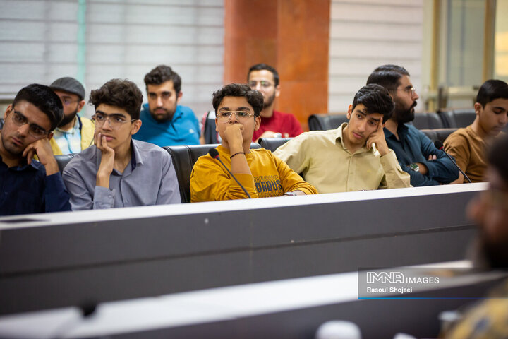 آیین رونمایی از کتاب «بال‌های زخمی طاووس»