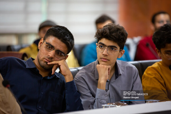 آیین رونمایی از کتاب «بال‌های زخمی طاووس»