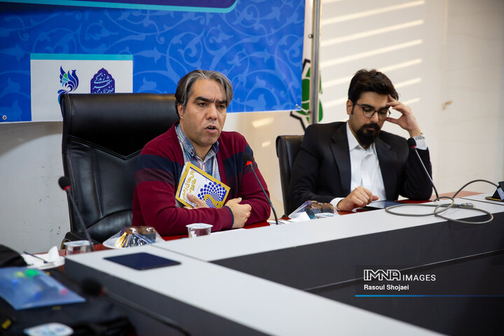 آیین رونمایی از کتاب «بال‌های زخمی طاووس»