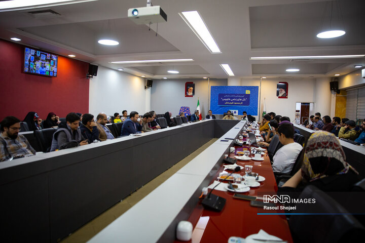 آیین رونمایی از کتاب «بال‌های زخمی طاووس»