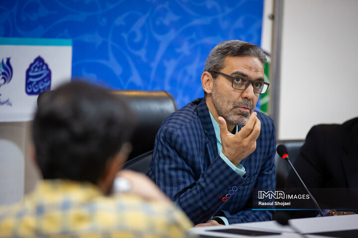 آیین رونمایی از کتاب «بال‌های زخمی طاووس»